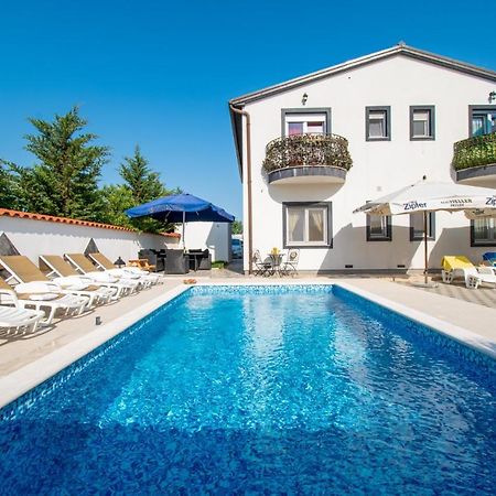 Apartments With Pool In Pula,Croatia מראה חיצוני תמונה