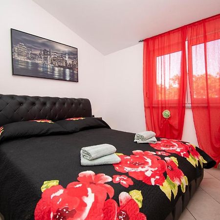 Apartments With Pool In Pula,Croatia מראה חיצוני תמונה