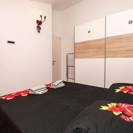 Apartments With Pool In Pula,Croatia מראה חיצוני תמונה