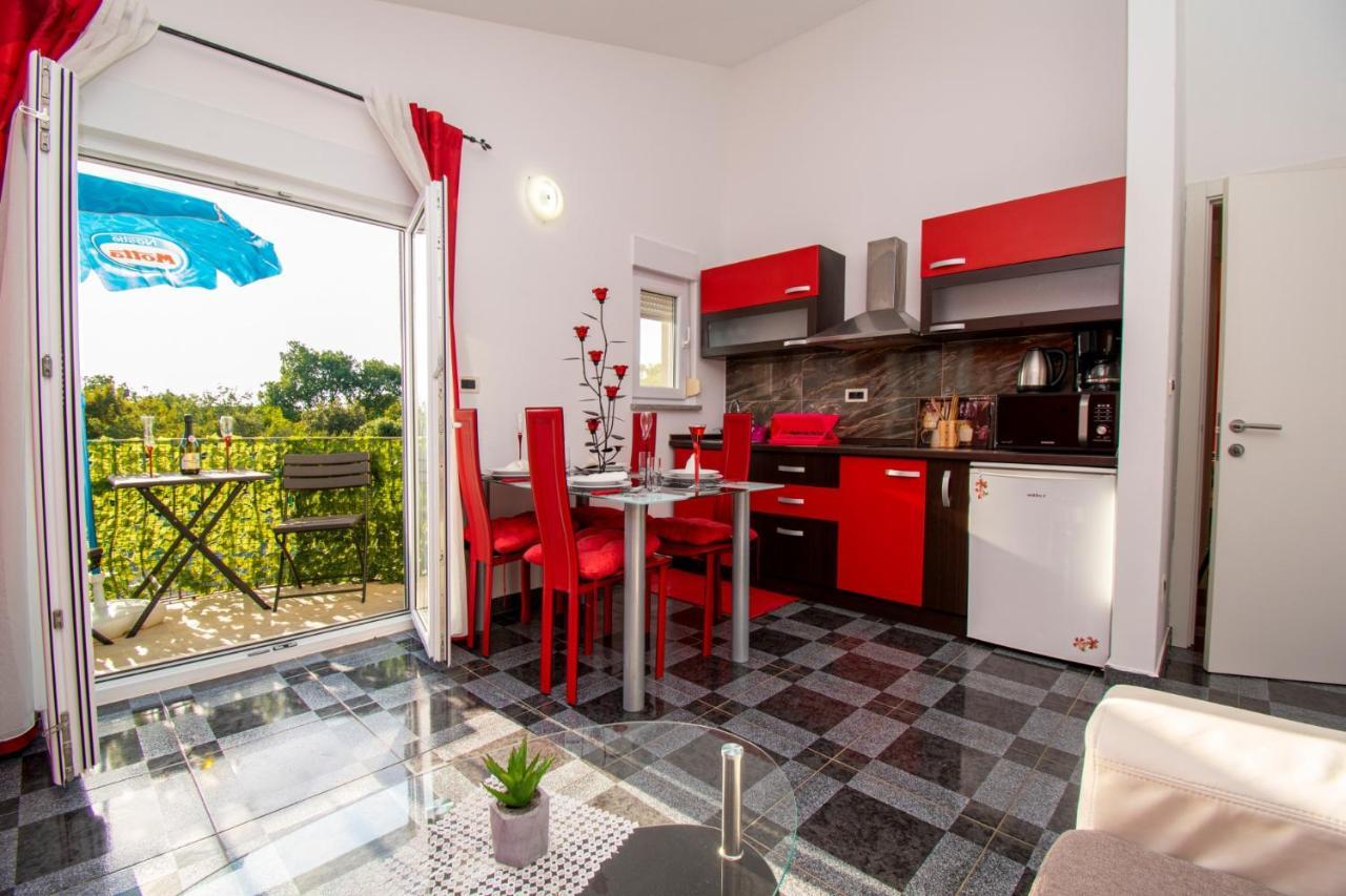 Apartments With Pool In Pula,Croatia מראה חיצוני תמונה