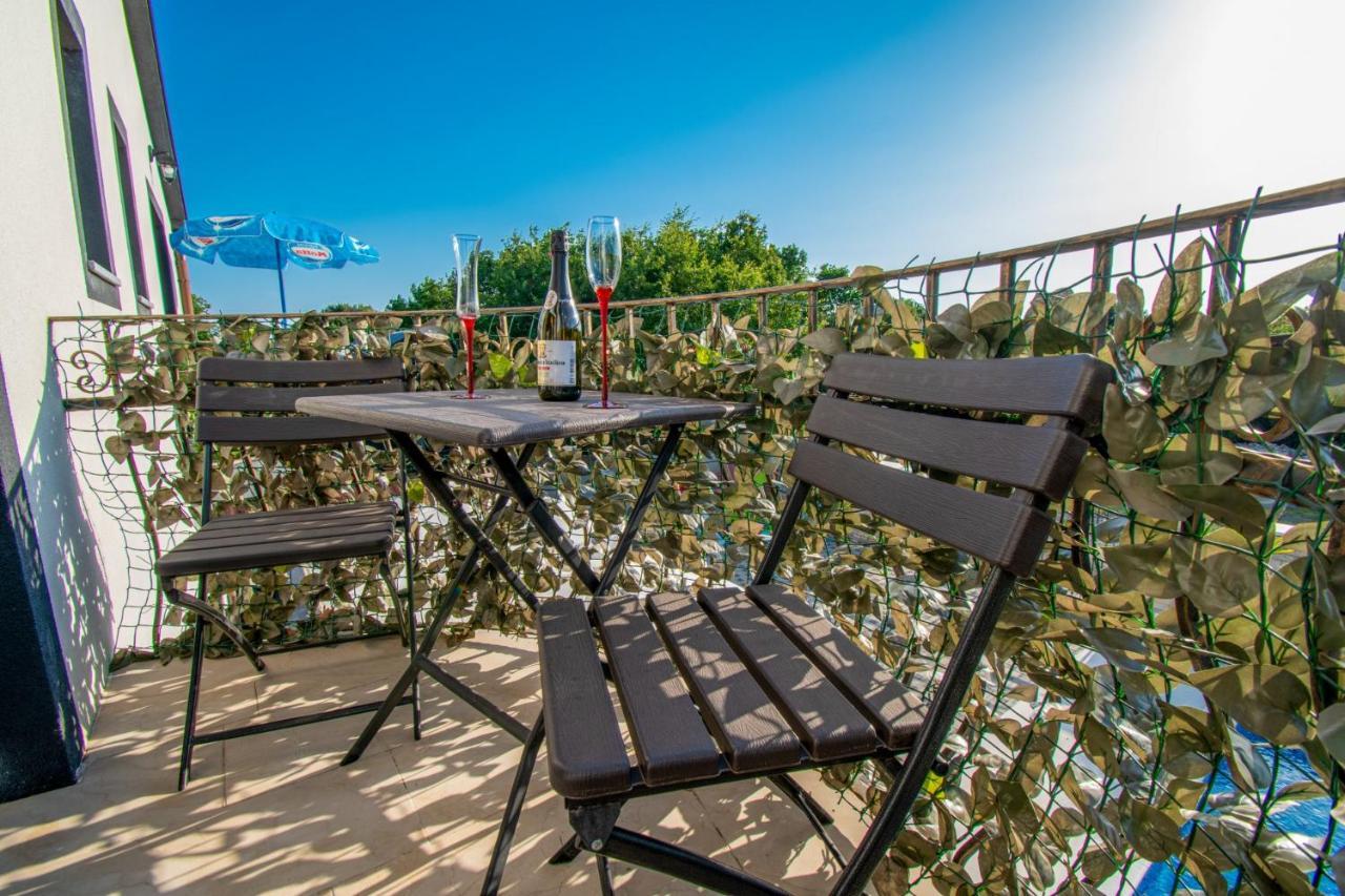 Apartments With Pool In Pula,Croatia מראה חיצוני תמונה