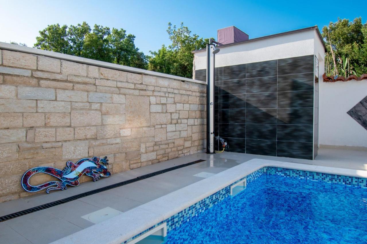 Apartments With Pool In Pula,Croatia מראה חיצוני תמונה