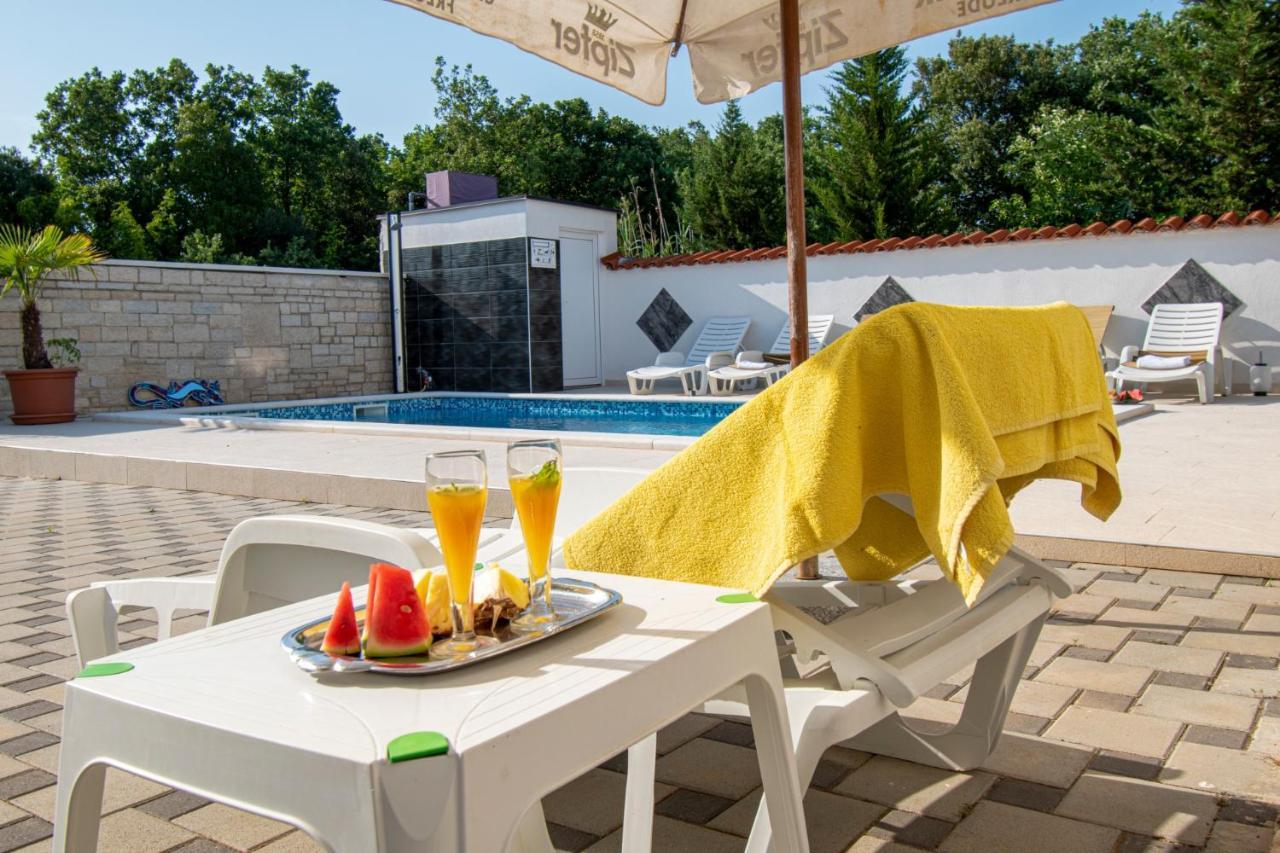 Apartments With Pool In Pula,Croatia מראה חיצוני תמונה