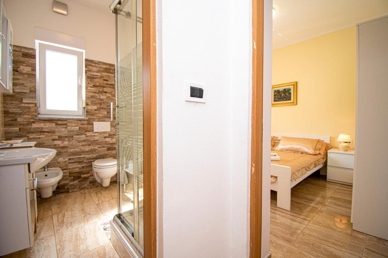 Apartments With Pool In Pula,Croatia מראה חיצוני תמונה