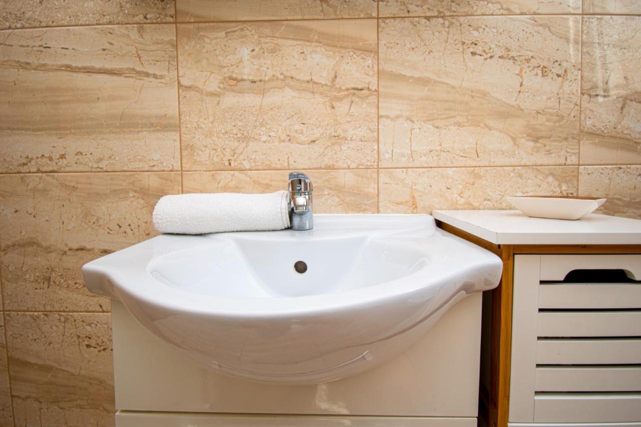 Apartments With Pool In Pula,Croatia מראה חיצוני תמונה