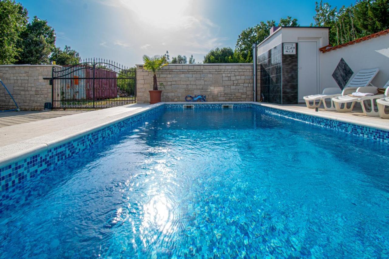 Apartments With Pool In Pula,Croatia מראה חיצוני תמונה