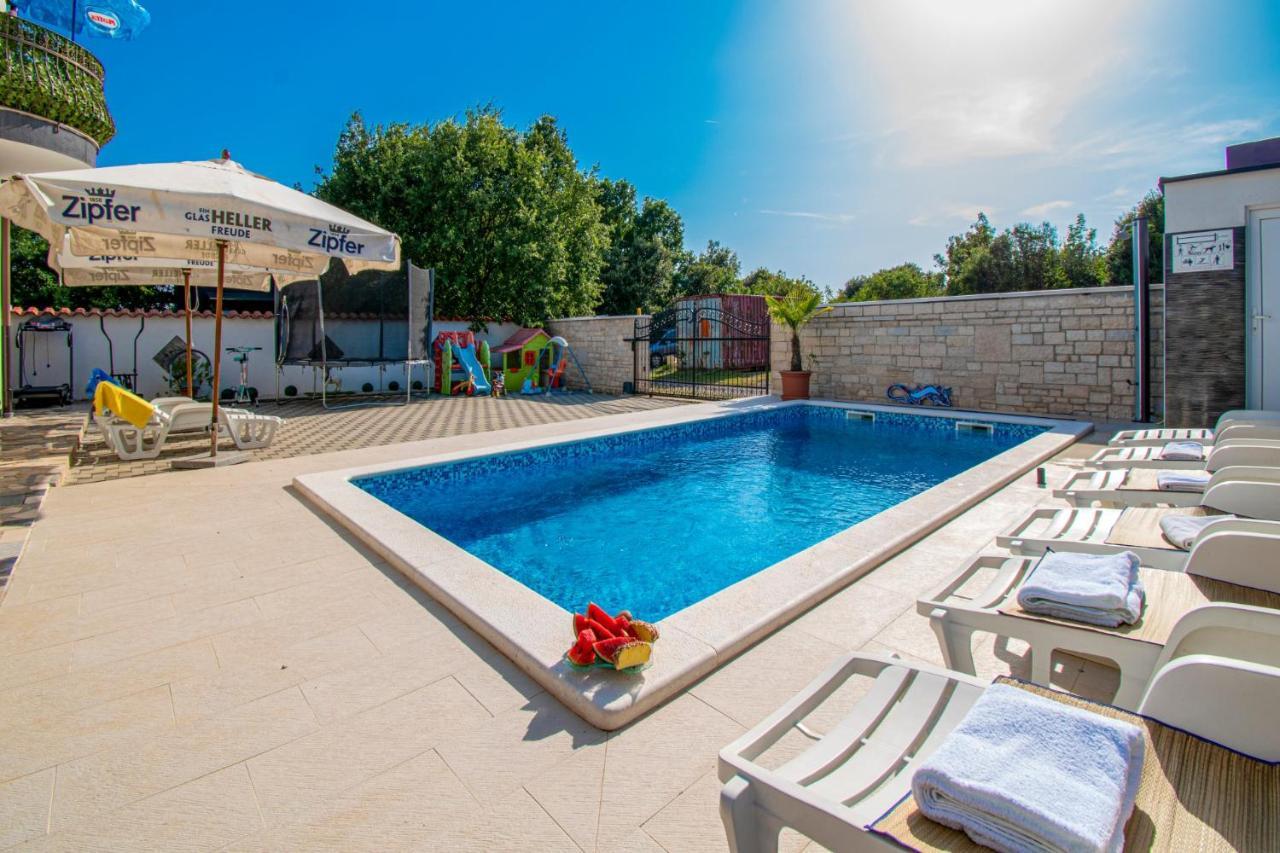 Apartments With Pool In Pula,Croatia מראה חיצוני תמונה