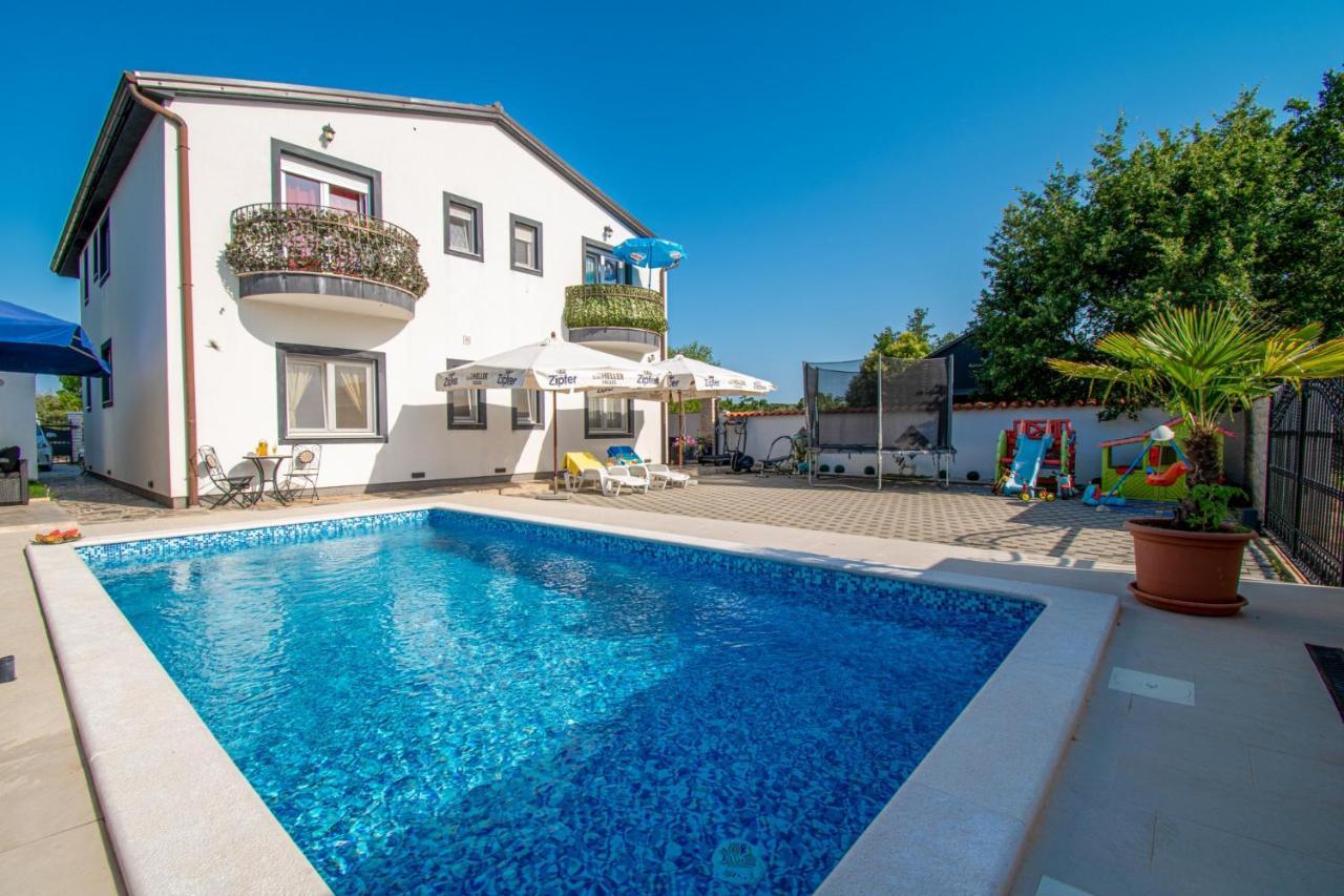 Apartments With Pool In Pula,Croatia מראה חיצוני תמונה