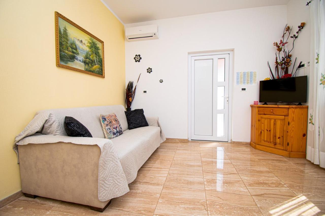Apartments With Pool In Pula,Croatia מראה חיצוני תמונה