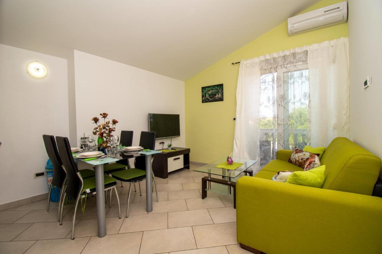 Apartments With Pool In Pula,Croatia מראה חיצוני תמונה