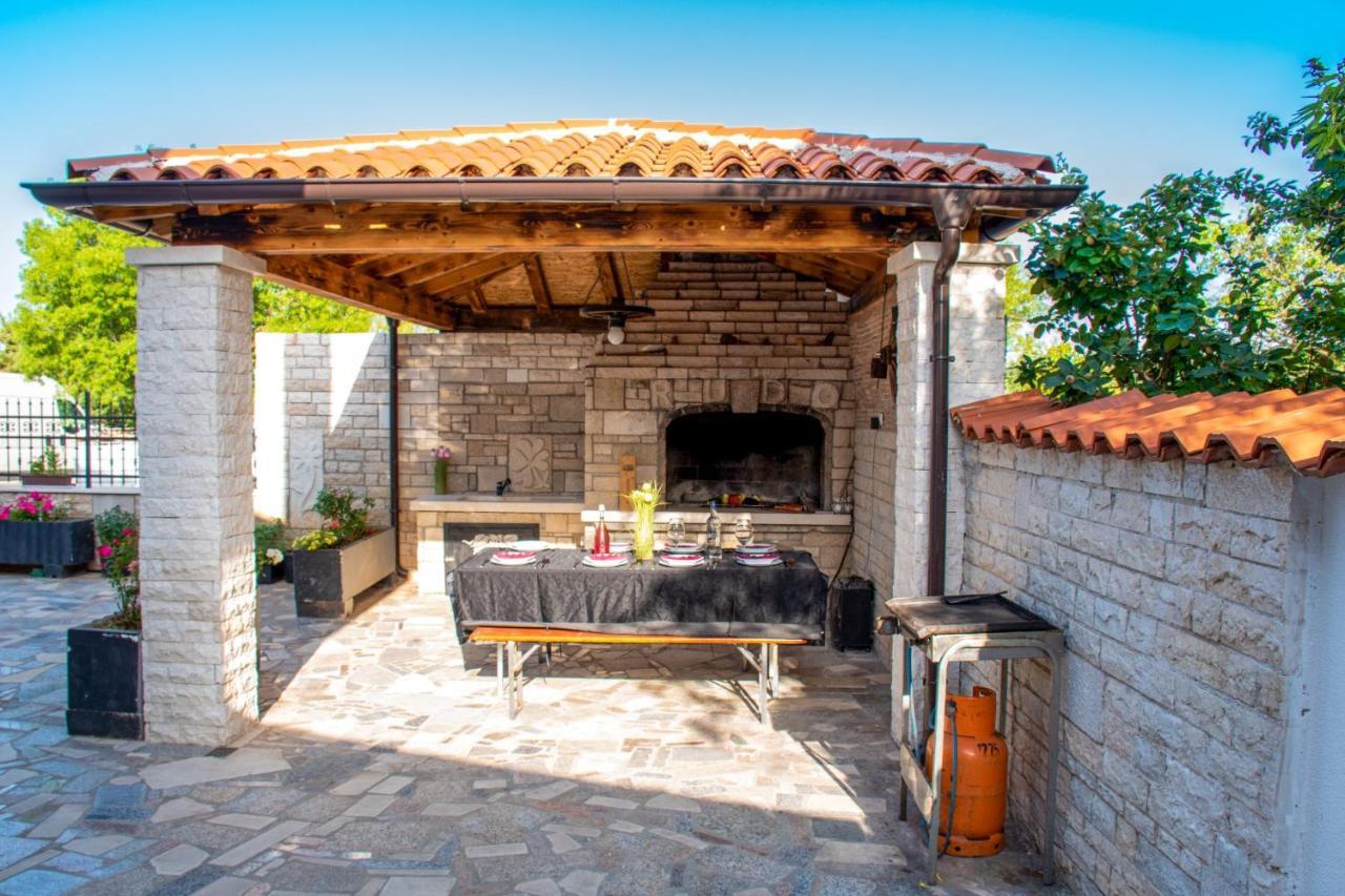 Apartments With Pool In Pula,Croatia מראה חיצוני תמונה