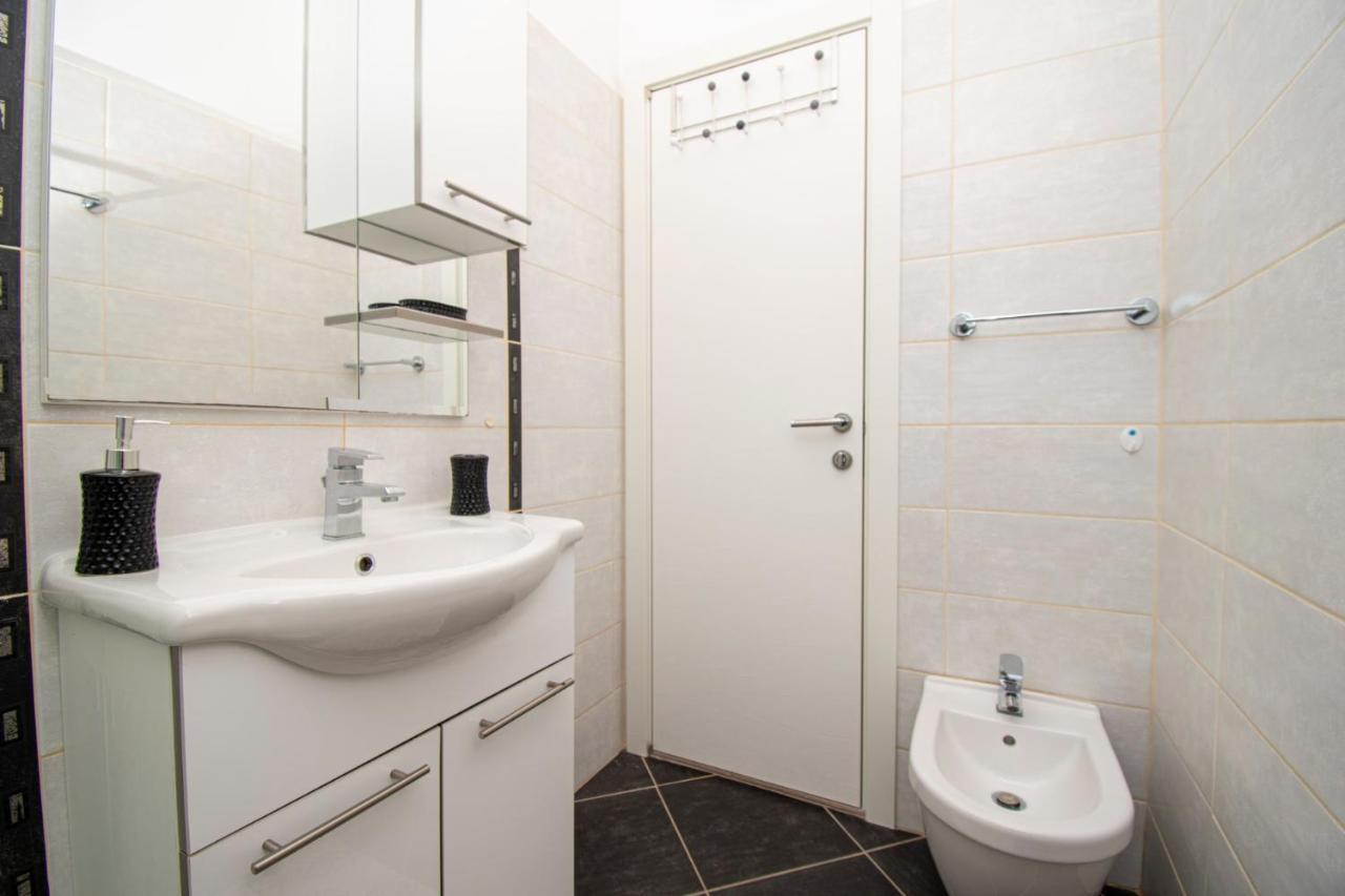 Apartments With Pool In Pula,Croatia מראה חיצוני תמונה